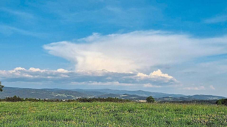 Blick von Eggerszell nach Osten auf eine frei stehende Gewitterzelle im Hinteren Bayerwald am späten Nachmittag des 28. April Blick von Eggerszell nach Osten auf eine frei stehende Gewitterzelle im Hinteren Bayerwald am späten Nachmittag des 28. April