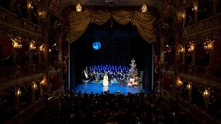 Im Cuvilliéstheater wurde es weihnachtlich. Im Cuvilliéstheater wurde es weihnachtlich.