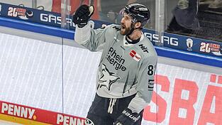 Muss gesperrt aussetzen: Augsburgs Spieler Grenier. (Archivbild) Muss gesperrt aussetzen: Augsburgs Spieler Grenier. (Archivbild)