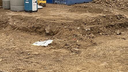 Ganz unscheinbar unter einer Abdeckung liegt die Bombe und wartet auf die Entsch&auml;rfung.