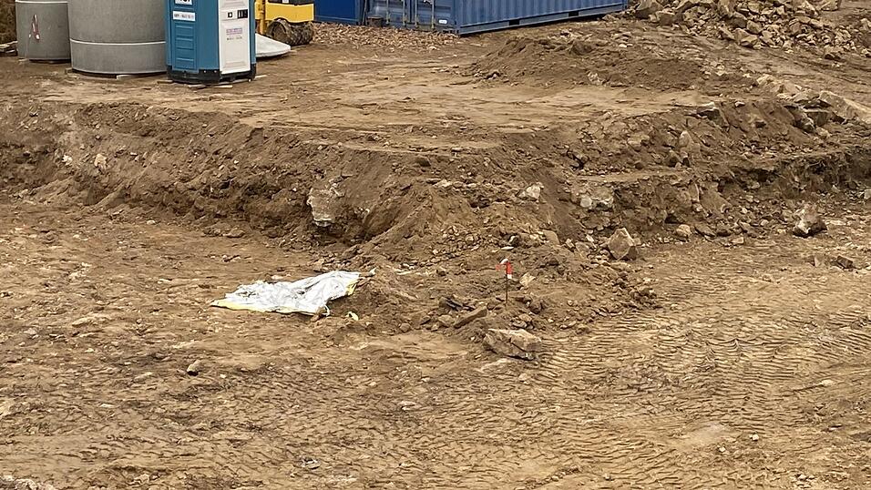 Ganz unscheinbar unter einer Abdeckung liegt die Bombe und wartet auf die Entschärfung. Ganz unscheinbar unter einer Abdeckung liegt die Bombe und wartet auf die Entschärfung.