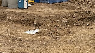 Ganz unscheinbar unter einer Abdeckung liegt die Bombe und wartet auf die Entsch&auml;rfung.