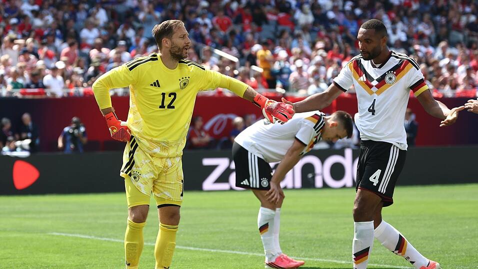 Oliver Baumann und Jonathan Tah klatschen sich im Spiel gegen die USA ab. Oliver Baumann und Jonathan Tah klatschen sich im Spiel gegen die USA ab.