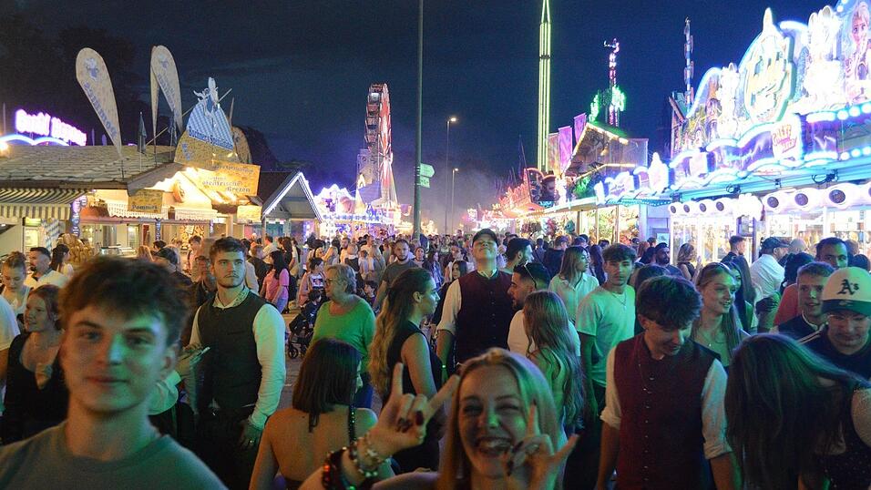 W&auml;hrend am Freitag das regnerische Wetter den Organisatoren der Bartlm&auml;dult einen kr&auml;ftigen Strich durch die Rechnung machte und sogar das Feuerwerk erneut verschoben werden musste, war der Festplatz auf der Grieserwiese am Samstag wieder hervorragend gef&uuml;llt.