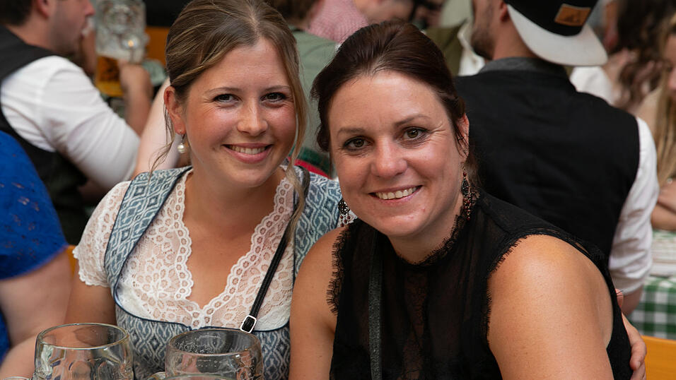 Echte Blasmusikfans lie&szlig;en sich den Montagabend im Festzelt Weckmann nicht entgehen.