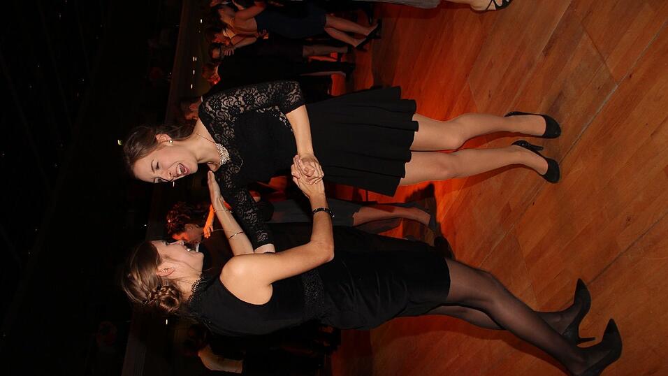 Die Bilder vom Abschlussball der Tanzschule Seidel in der Fraunhofer-Halle am 28. November. Die Bilder vom Abschlussball der Tanzschule Seidel in der Fraunhofer-Halle am 28. November.