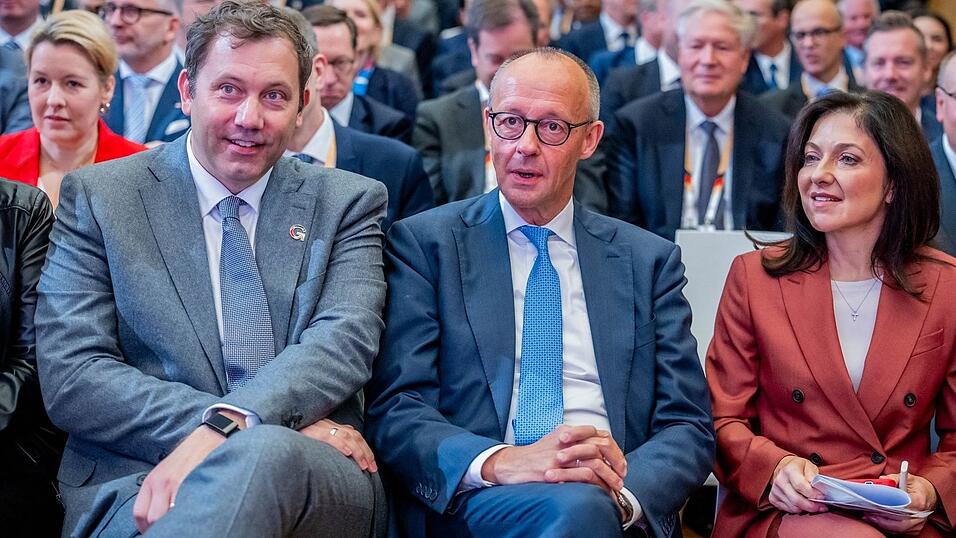 Finanzminister Lars Klingbeil (links), Kanzler Friedrich Merz und Wirtschaftsministerin Katherina Reiche beim Invest in Germany Gipfel. Finanzminister Lars Klingbeil (links), Kanzler Friedrich Merz und Wirtschaftsministerin Katherina Reiche beim Invest in Germany Gipfel.