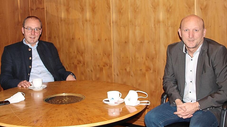 Der Pilstinger Bürgermeister Martin Hiergeist und sein Wallersdorfer Amtskollege Franz Aster hoffen, dass die Stelle bald besetzt werden kann. Die Suche hat bereits während der Amtszeit ihrer Vorgänger begonnen. Der Pilstinger Bürgermeister Martin Hiergeist und sein Wallersdorfer Amtskollege Franz Aster hoffen, dass die Stelle bald besetzt werden kann. Die Suche hat bereits während der Amtszeit ihrer Vorgänger begonnen.