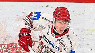 Stürmer Tobias Schwarz vom EV Landshut hat beste Chancen, mit der U20-Nationalmannschaft im Dezember zur WM zu fliegen. Stürmer Tobias Schwarz vom EV Landshut hat beste Chancen, mit der U20-Nationalmannschaft im Dezember zur WM zu fliegen.