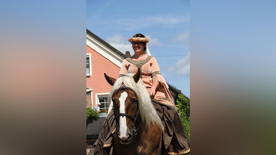 Die schönsten Augenblicke des historischen Drachenstich-Festzuges 2016. Die schönsten Augenblicke des historischen Drachenstich-Festzuges 2016.