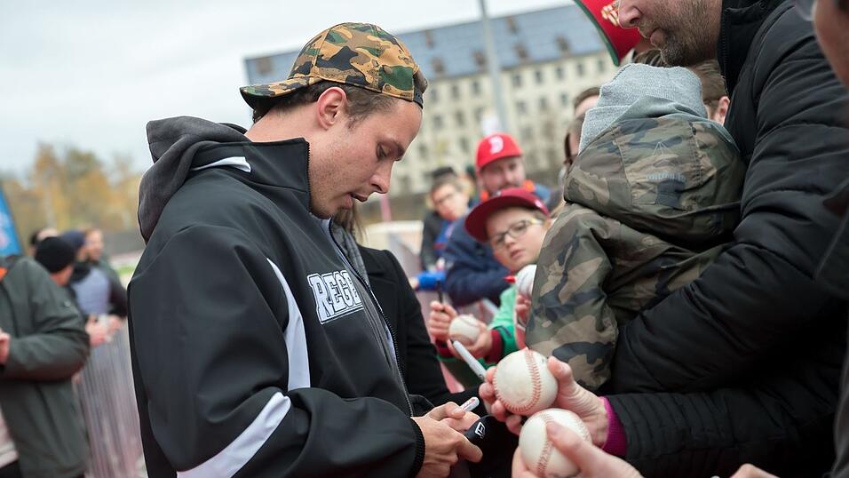 Baseball-Superstar Max Kepler war am Samstag zu Gast in Regensburg. Baseball-Superstar Max Kepler war am Samstag zu Gast in Regensburg.