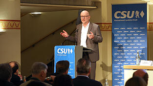 Alexander Putz empfiehlt auf einer CSU-Veranstaltung Landshuts zweiten Bürgermeister Thomas Haslinger als seinen Nachfolger.
