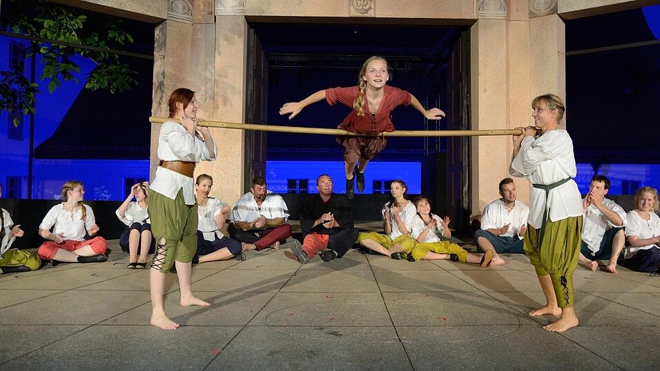 In der Pause hatte die Showtanzgruppe 'Flip Flops' Zeit, ihr ganzes Können zu präsentieren. (Fotos: Ulli Scharrer) In der Pause hatte die Showtanzgruppe 'Flip Flops' Zeit, ihr ganzes Können zu präsentieren. (Fotos: Ulli Scharrer)