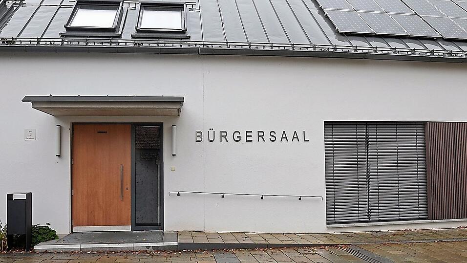 Die Rentabilität des Bucher Bürgersaals hinterfragte ein Bürger in der Bucher Gemeinderatssitzung. Die Rentabilität des Bucher Bürgersaals hinterfragte ein Bürger in der Bucher Gemeinderatssitzung.