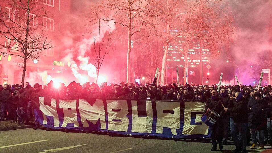 HSV-Anhänger im Anmarsch auf das Millerntor-Stadion. HSV-Anhänger im Anmarsch auf das Millerntor-Stadion.