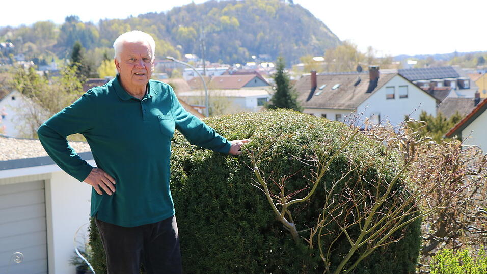 Fritz Bittner hat 30 Jahre Kommunalpolitik hinter sich. Verdient genie&szlig;t er den Ausblick auf seinen geliebten Bogenberg.