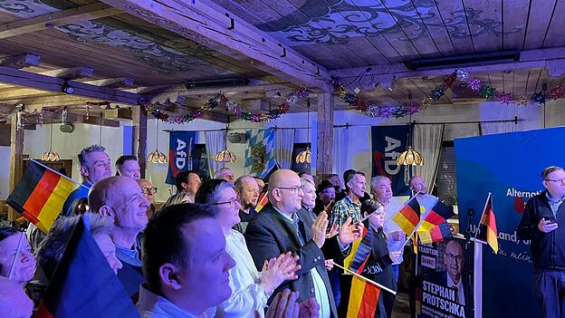 &Uuml;ber die 20 Prozent schnellte die S&auml;ule in der ersten Prognose nicht heraus, die AfD jubelte im Gasthaus Neumeier trotzdem. Spitzenkandidat Stephan Protschka gibt sich zufrieden, sagt aber: &bdquo;Nat&uuml;rlich kann immer etwas mehr gehen.&ldquo; Elena Fritz, die nur als Direkt- aber nicht als Listenkandidatin antrat, ist &bdquo;auf jeden Fall sehr zufrieden&ldquo; mit der bisherigen Prognose f&uuml;r ihre Partei. &bdquo;Man sieht, dass uns die W&auml;hler immer mehr vertrauen&ldquo;, sagt die Kandidatin aus dem Wahlkreis Landshut.