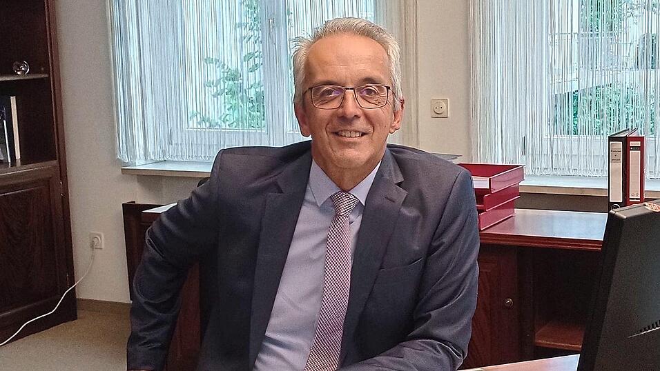 Seinen angestammten Schreibtisch in der Hauptzentrale der Raiffeisenbank Arnstorf räumt nun Direktor Wilfried Pex.