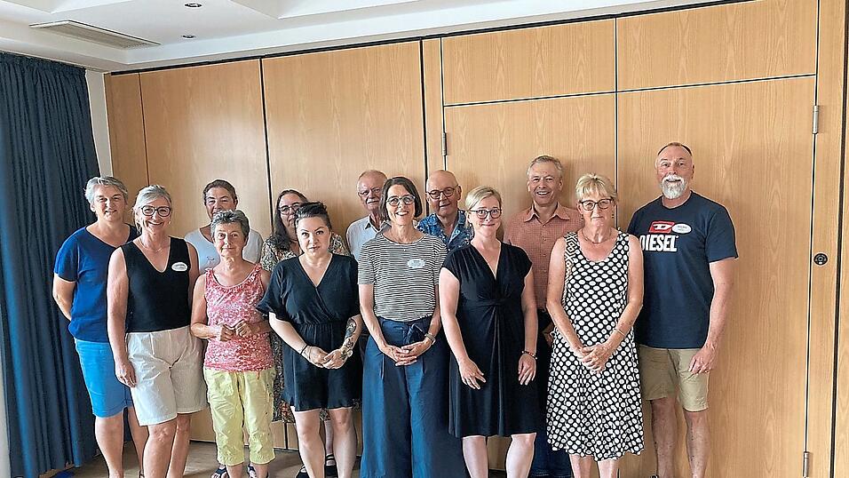 Die Teilnehmerinnen und Teilnehmer der Netzwerktreffen der Nachbarschaftshilfen tauschten sich in Geisenhausen und Rottenburg a.d. Laaber &uuml;ber Unterst&uuml;tzungsm&ouml;glichkeiten, Herausforderungen im Ehrenamt und die Vernetzung mit professionellen Hilfsangeboten aus. Die Referentinnen Elisabeth Strasser (Seniorenbeauftragte Landkreis Landshut) und Linda Pilz (Behindertenbeauftragte Landkreis Landshut) vermittelten praxisnahes Wissen f&uuml;r die t&auml;gliche Arbeit der Ehrenamtlichen.