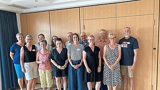 Die Teilnehmerinnen und Teilnehmer der Netzwerktreffen der Nachbarschaftshilfen tauschten sich in Geisenhausen und Rottenburg a.d. Laaber &uuml;ber Unterst&uuml;tzungsm&ouml;glichkeiten, Herausforderungen im Ehrenamt und die Vernetzung mit professionellen Hilfsangeboten aus. Die Referentinnen Elisabeth Strasser (Seniorenbeauftragte Landkreis Landshut) und Linda Pilz (Behindertenbeauftragte Landkreis Landshut) vermittelten praxisnahes Wissen f&uuml;r die t&auml;gliche Arbeit der Ehrenamtlichen.