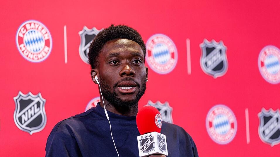 Alphonso Davies &auml;u&szlig;ert sich bei einem Termin auf dem Gel&auml;nde des FC Bayern auch zu Fu&szlig;ball-Kumpel Jamal Musiala.