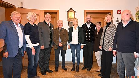 Der neugew&auml;hlte Vorstand des Bayernbundes Holledau mit (5.v.l.) Vorsitzender Monika Kaltner, den Ehreng&auml;sten und Landesvorsitzendem Sebastian Friesinger (3.v.l.).