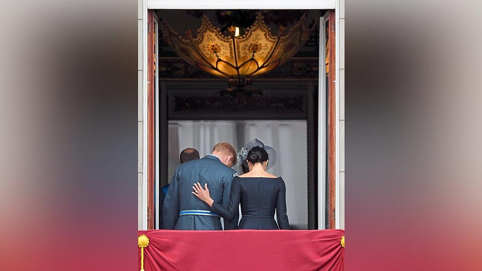 Prinz Harry und Meghan ziehen sich zurück - von ihren royalen Pflichten, der Öffentlichkeit und dem Vereinigten Königreich. Prinz Harry und Meghan ziehen sich zurück - von ihren royalen Pflichten, der Öffentlichkeit und dem Vereinigten Königreich.