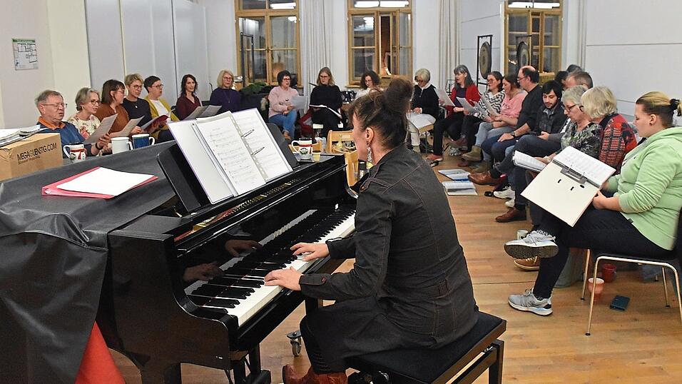 Michaela Stahnke begleitet den Gesang des Chors am Klavier.