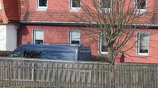 Ein Vater soll in Neumark erst seine beiden Kinder, dann sich selbst getötet haben. In den kommenden Tagen plant die Polizei weitere Ermittlungen am Tatort (Archivbild)