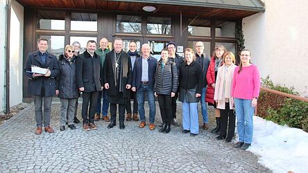 In der Realschule traf Landesbischof Christian Kopp (6. v. l.) mit Schulleitern, Pfarrerehepaar, Religionsp&auml;dagogen und Sch&uuml;lern zum Gespr&auml;ch zusammen. Vor der Weiterfahrt nach Lam gesellten sich B&uuml;rgermeister Markus Hofmann und Mitglieder der Kirchgemeinde aus Lam und Bad K&ouml;tzting dazu.