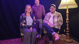 Eine Chance f&uuml;r Talente auf der B&uuml;hne bietet Vocal Coach Thomas Unverdorben (r.) mit Tamara Schwarzhuber (l.) im Workshop und Haberwirt Andreas Ortner.