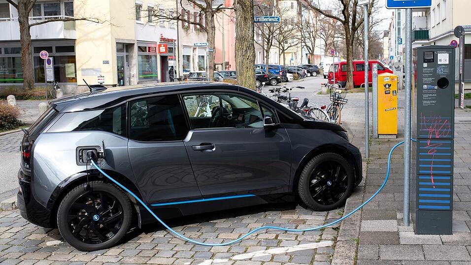 Der 2013 vorgestellte BMW i3 sah sehr nach Elektroauto, aber nur bedingt nach BMW aus. (Archivbild) Der 2013 vorgestellte BMW i3 sah sehr nach Elektroauto, aber nur bedingt nach BMW aus. (Archivbild)