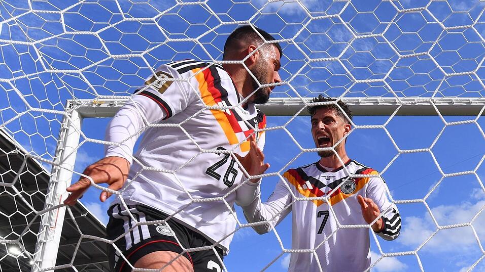 Ball und Schütze im Tor. Kai Havertz läuft jubelnd zu Deniz Undav (l). Ball und Schütze im Tor. Kai Havertz läuft jubelnd zu Deniz Undav (l).