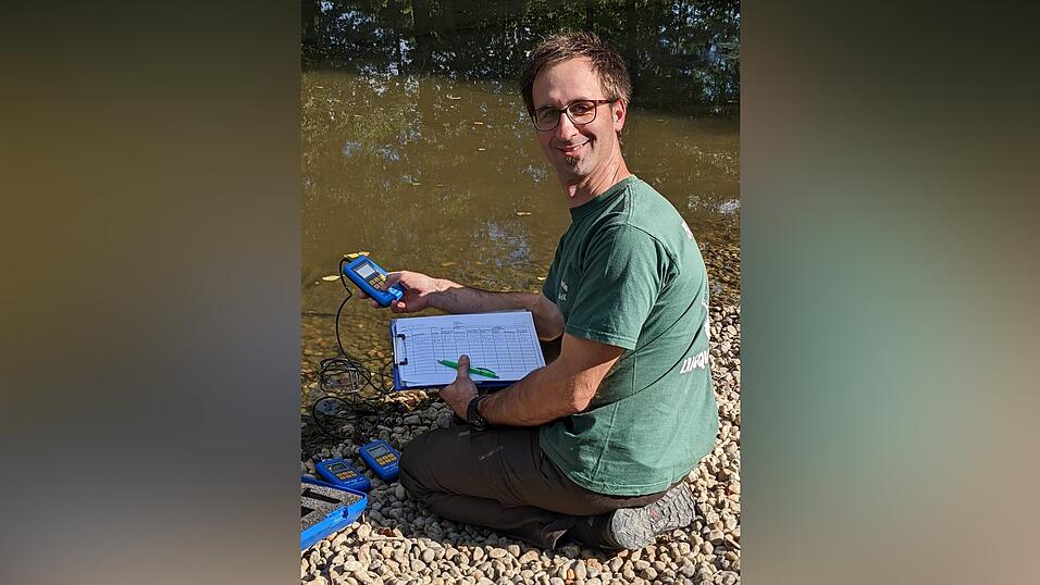 Jugendwart Michael Reschke überprüft die Wasserwerte in Langquaids Gewässer engmaschig. Der Fischereiverein befürchtet, dass bei den zu erwartenden Temperaturen die Sauerstoffkonzentration sinken wird. Jugendwart Michael Reschke überprüft die Wasserwerte in Langquaids Gewässer engmaschig. Der Fischereiverein befürchtet, dass bei den zu erwartenden Temperaturen die Sauerstoffkonzentration sinken wird.