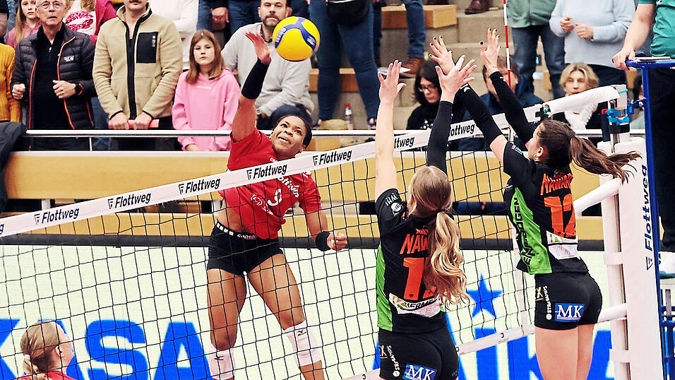 Schmettern werden die Roten Raben um Crystal Burk (Mitte) in der kommenden Spielzeit nicht im Pokal, da sie aufgrund falscher Auskunft die Anmeldefrist versäumten. Beim angedachten Nachrücken in die Pokalrunde Südbayern Ost spielte Nawarro Straubing (schwarze Trikots) dann nicht mit.