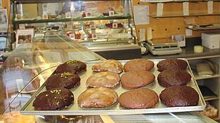 Vier Sorten Lebkuchen verlocken: Die mit den Pistazienstreuseln sind jene mit dem flüssigen Nougatkern, die Mozart-Lebkuchen.