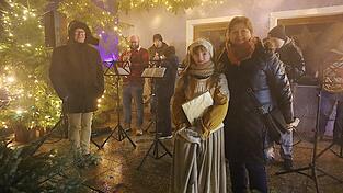 Das diesjährige Christkind Lucia Fischer eröffnete mit Bürgermeisterin Irmgard Sauerer und der Florianikapelle unter der Leitung von Alois Janker den 22. Brennberger Christkindlmarkt.