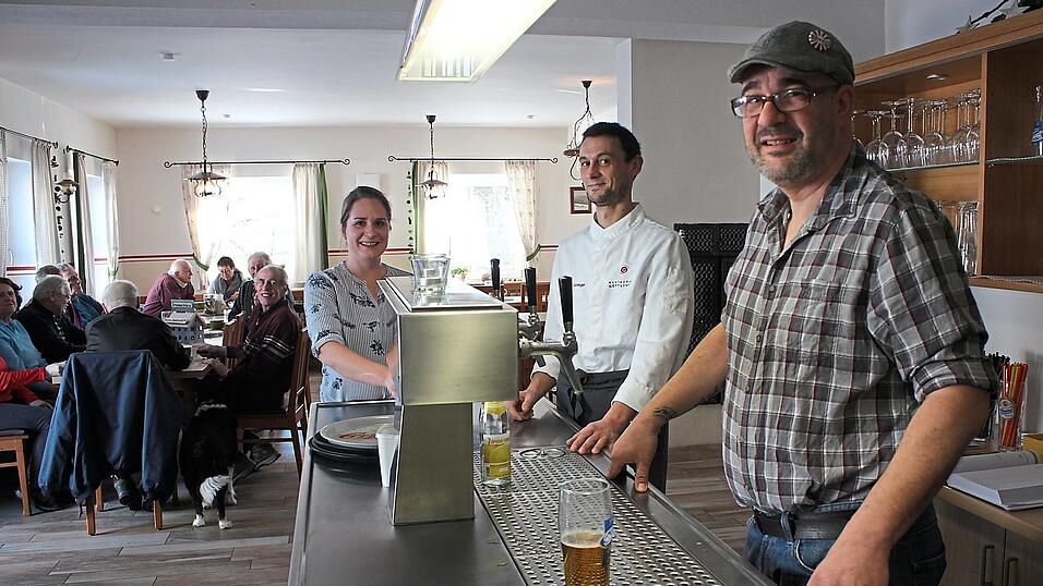 Das Trio hinterm Tresen: Annika Andersson, Martin G&ouml;ttlinger und Ralph Steuerer haben auf dem Lamberg alles im Griff. Die G&auml;ste freut's - die kommen sicher wieder.
