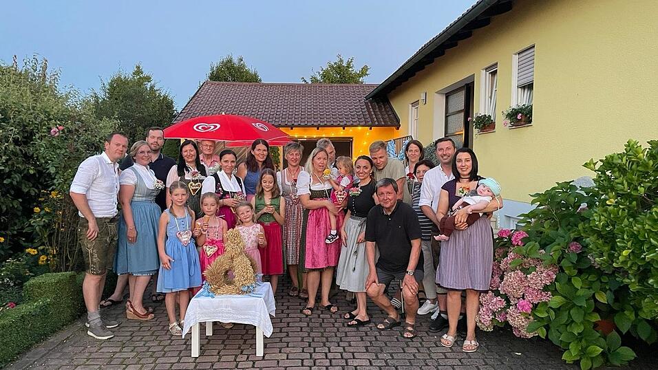 Stephanie und Teresa Reisinger sowie Barbara Luginger haben mit ihren Freunden daheim in Aiterhofen ein eigenes Volksfest gefeiert. Stephanie und Teresa Reisinger sowie Barbara Luginger haben mit ihren Freunden daheim in Aiterhofen ein eigenes Volksfest gefeiert.