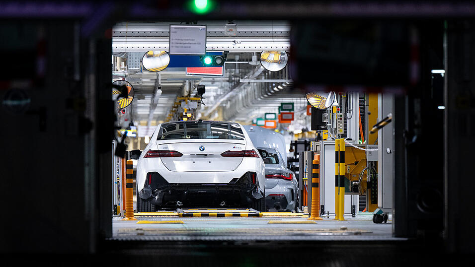Im Dingolfinger BMW-Werk, wo unter anderem der vollelektrische i5 gebaut wird, stand die Produktion für einige Stunden still. (Symbolbild)