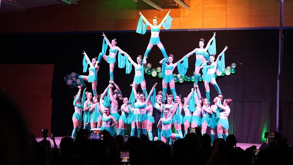 Die VivaGirls and Boys zeigten tolle Hebefiguren. Die VivaGirls and Boys zeigten tolle Hebefiguren.