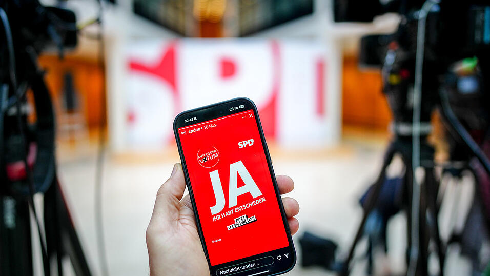 Die SPD-Mitglieder haben mit sehr gro&szlig;er Mehrheit f&uuml;r eine Koalition mit der Union gestimmt.