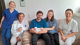 Das Team der Geburtshilfe am Krankenhaus Vilsbiburg freut sich mit den frischgebackenen Eltern Elena und Stefan Bachmayer über die Geburt des Jubiläums-Babys Amelie Frieda.