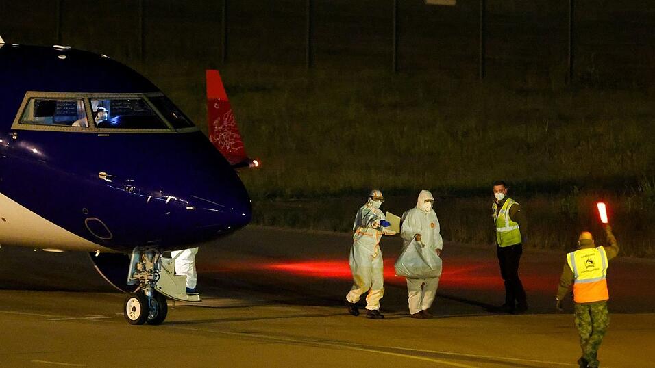 Besatzungsmitglieder der «Hondius» erreichten am Abend mit zwei Flugzeugen den Flughafen in Eindhoven, unter ihnen auch ein deutsches Besatzungsmitglied. Besatzungsmitglieder der «Hondius» erreichten am Abend mit zwei Flugzeugen den Flughafen in Eindhoven, unter ihnen auch ein deutsches Besatzungsmitglied.