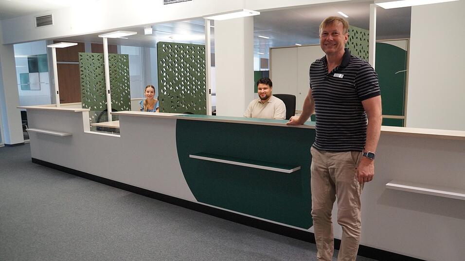 Bereit für die Versicherten: AOK-Direktor Gerhard Lindner am Empfangsbereich im neuen Gebäude. Die Kunden können den Bereich barrierefrei erreichen. Bereit für die Versicherten: AOK-Direktor Gerhard Lindner am Empfangsbereich im neuen Gebäude. Die Kunden können den Bereich barrierefrei erreichen.