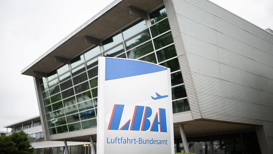 Das Luftfahrt-Bundesamt (LBA) in Braunschweig sieht sich mehr als zehn Jahre nach dem Germanwings-Absturz mit Schadenersatzansprüchen von Hinterbliebenen konfrontiert. (Archivbild) Das Luftfahrt-Bundesamt (LBA) in Braunschweig sieht sich mehr als zehn Jahre nach dem Germanwings-Absturz mit Schadenersatzansprüchen von Hinterbliebenen konfrontiert. (Archivbild)