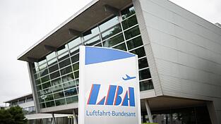 Das Luftfahrt-Bundesamt (LBA) in Braunschweig sieht sich mehr als zehn Jahre nach dem Germanwings-Absturz mit Schadenersatzansprüchen von Hinterbliebenen konfrontiert. (Archivbild) Das Luftfahrt-Bundesamt (LBA) in Braunschweig sieht sich mehr als zehn Jahre nach dem Germanwings-Absturz mit Schadenersatzansprüchen von Hinterbliebenen konfrontiert. (Archivbild)