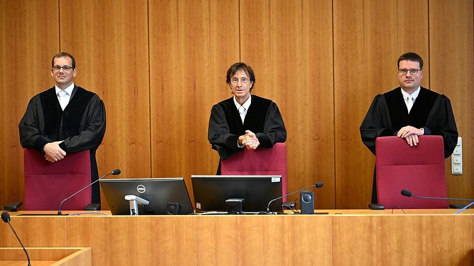 Die 1. Zivilkammer des K&ouml;lner Landgerichts, in der Mitte der Vorsitzende Stefan Bellin, links von ihm der Richter Christian Meurs und rechts der Richter Michael Stiel. (Archivfoto)
