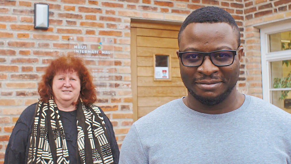 Felix Ezeoha leitet seit Oktober die Flüchtlings- und Integrationsberatung im Haus International, dessen Geschäftsführerin Annelies Huber ist. Felix Ezeoha leitet seit Oktober die Flüchtlings- und Integrationsberatung im Haus International, dessen Geschäftsführerin Annelies Huber ist.