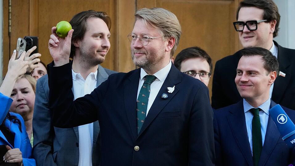 «Nichts ist vorbei. Alles fängt erst an», schrieb Jabloko-Chef Nikolai Rybakow nach dem Urteilsspruch bei Telegram. «Nichts ist vorbei. Alles fängt erst an», schrieb Jabloko-Chef Nikolai Rybakow nach dem Urteilsspruch bei Telegram.